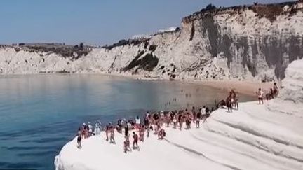 Sicile : une falaise aux pieds d'argile