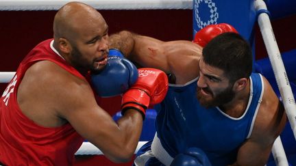 Mourad Aliev (en bleu) a été disqualifié face au Britannique Frazer Clarke.&nbsp; (LUIS ROBAYO / AFP)