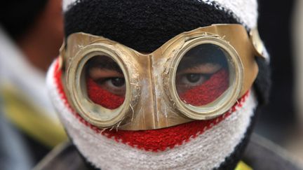 Un manifestant &eacute;gyptien lors d'affrontement avec la police pr&egrave;s du minist&egrave;re de l'Int&eacute;rieur au Caire (Egypte), le 6 f&eacute;vrier 2012. (MAHMUD HAMS / AFP)