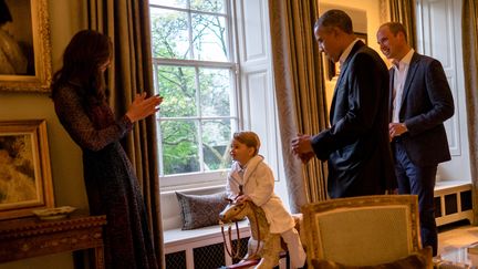 La duchesse de Cambridge, Kate, le prince George, Barack Obama et le prince William au palais de Kensington (Londres, Royaume-Uni), le 22 avril 2016. (REUTERS)