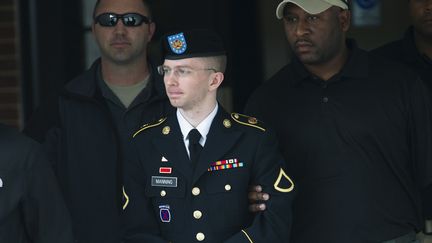 Le soldat am&eacute;ricain Bradley Manning, le 20 ao&ucirc;t 2013, &agrave; sa sortie du tribunal militaire de Fort Meade (Etats-Unis). (JOSE LUIS MAGAUA / REUTERS)