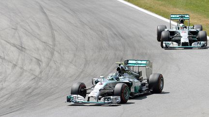 Nico Rosberg devant Lewis Hamilton  (CHRISTOF STACHE / AFP)