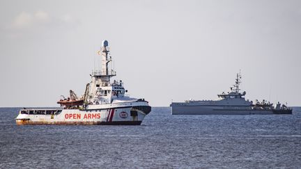 Le navire humanitaire espagnol "Open Arms", le 17 août 2019 près de l'île italienne de Lampedusa. (ALESSANDRO SERRANO / AFP)