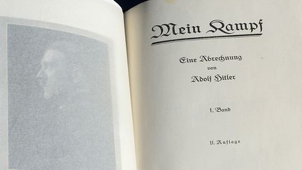 Une exemplaire de "Mein kampf" signée par Adolf Hitler, lors d'une vente en Californie, 2014
 (FREDERIC J. BROWN / AFP)