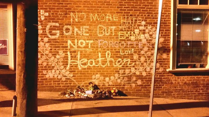 Le mémorial en mémoire d'Heather Heyer, fauchée par la voiture d'un suprémaciste le 12 août 2017. (BENJAMIN ILLY / RADIO FRANCE)