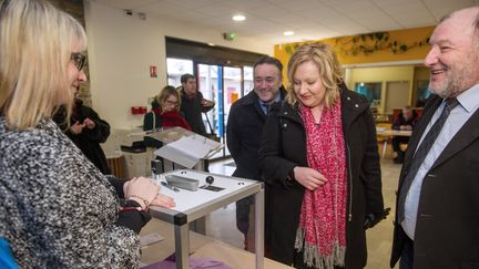 La candidate du FN Sophie Montel (au centre) vote pour le premier tour de la l&eacute;gislative partielle dans le Doubs, le 1 f&eacute;vrier 2015. (SEBASTIEN BOZON / AFP)