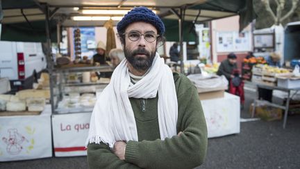 Cédric Herrou sur le marché de&nbsp;Breil-sur-Roya (Alpes-Maritimes), le 5 décembre 2016.&nbsp; (STEVEN WASSENAAR / HANS LUCAS / AFP)