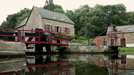 Tourisme : parcourir la Bretagne à vélo le long du canal d'Ille-et-Rance (FRANCE 2)