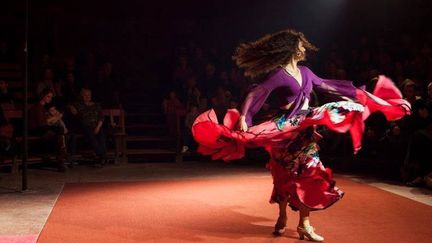 Le nouveau spectacle de la tribu Romanès : "Si tu m'aimes plus, je me jetterai par la fenêtre de la caravane !", un spectacle haut en couleur à l'esprit tzigane envoûtant 
 (Olivia Rutherford/Romanès)