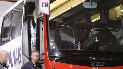 Le bus de l'équipe de l'Olympique lyonnais après avoir été caillassé, le dimanche 29 octobre, à Marseille (Bouches-du-Rhône). (CHRISTOPHE SIMON / AFP)