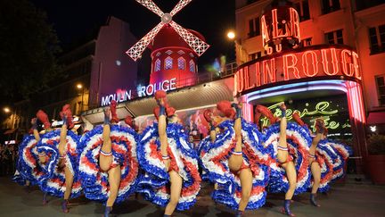 "Je suis fan de danse, de French cancan, de bulles, de bonne humeur"s'enthousiasme une habitante du quartier, Nicole, 86 ans. Une bouteille de champagne a été débouchée pour l'occasion, servie dans des gobelets en carton. (BERTRAND GUAY / AFP)