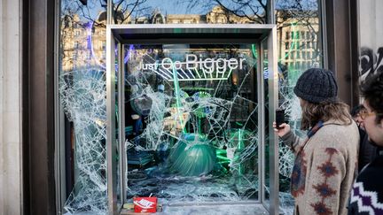 La devanture d'un magasin sur l'avenue des Champs-Élysées, le 16 mars 2019 à Paris. (GEOFFROY VAN DER HASSELT / AFP)