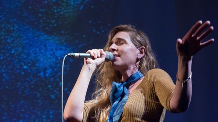 La chanteuse Barbara Carlotti lors d'un concert en 2018 (EMMA PROSDOCIMI/SIPA)