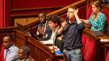 Le député LFI Louis Boyard s'exprime à l'Assemblée nationale, à Paris, le 18 juillet 2022. (STEPHANE MOUCHMOUCHE / HANS LUCAS / AFP)