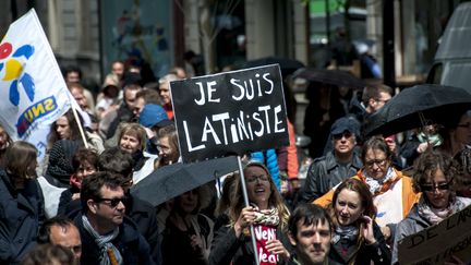 Le fameux slogan a notamment &eacute;t&eacute; utilis&eacute;, mardi 19 mai, lors de la manifestation &agrave; Paris contre la r&eacute;forme du coll&egrave;ge. (CITIZENSIDE / YANN KORBI / CITIZENSIDE.COM)