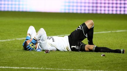 Le gardien lyonnais Anthony Lopes se tient la tête après un jet de pétard, le 3 décembre 2016, à Metz (Moselle). (MAXPPP)