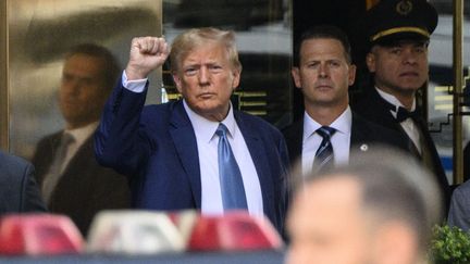 L'ancien président américain, Donald Trump, devant la Trump Tower, à New York, le 13 avril 2023. (ANGELA WEISS / AFP)