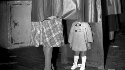 Cette future &eacute;lectrice a de nombreux scrutins devant elle. Les Fran&ccedil;ais sont de nouveau appel&eacute;s aux urnes, six mois plus tard, &agrave; l'occasion du r&eacute;f&eacute;rendum du 21 octobre 1945. (AFP)