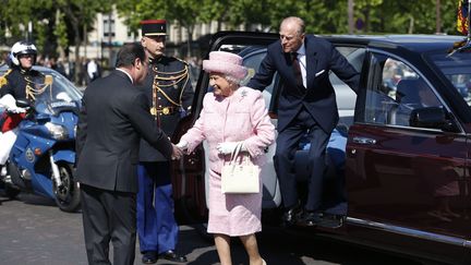 Petit changement de tenue, et voil&agrave; Elizabeth II, tout de rose v&ecirc;tue, &agrave; son arriv&eacute;e pour une c&eacute;r&eacute;monie &agrave; l'Arc de Triomphe &agrave; Paris, en pr&eacute;sence de Fran&ccedil;ois Hollande, le 5 juin 2014. (CHARLES PLATIAU / POOL / AFP)