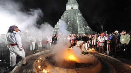 C&eacute;l&eacute;brations maya sur le site de Tikal (Guatemala), le 21 d&eacute;cembre 2012. (JOHAN ORDONEZ / AFP)