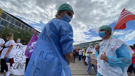 Des infirmiers et infirmières en grève à Metz (Moselle) le 16 juin 2020 pour réclamer des hausses de salaires. Illustration (MARC BERTRAND / FRANCE BLEU LORRAINE NORD / RADIO FRANCE)