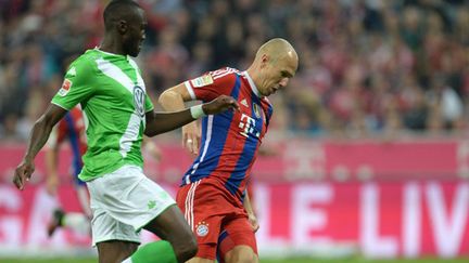 Arjen Robben (Bayern Munich) face à la défense de Wolfsburg (CHRISTOF STACHE / AFP)