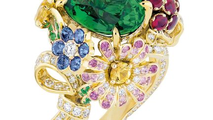 Bague collection « Précieuses » Champêtre de Dior en or jaune, diamants, émeraudes, rubis, saphirs, saphirs jaunes et saphirs roses.
 (Dior Jaaillerie)