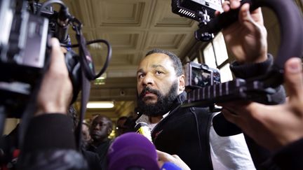 L'humoriste Dieudonn&eacute; lors de son passage au palais de justice de Paris, le 29 avril 2014. (MAXPPP)