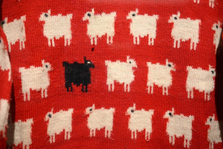 Le pull-over de laine rouge avec des moutons blancs et un noir, porté par Diana Spencer en 1981 va être mis en vente fin août chez Sotheby's. (DANIEL LEAL / AFP)