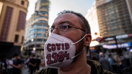 Un homme porte un masque avec l'inscription "Covid 1984" lors d'une manifestation à Madrid, le 13 juin 2020. (MARCOS DEL MAZO / LIGHTROCKET / GETTY IMAGES)