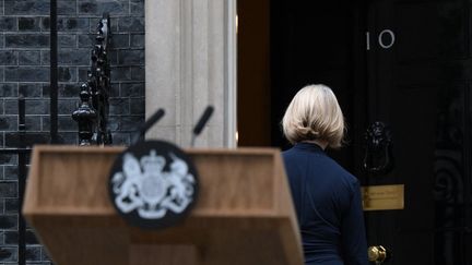 La Première ministre britannique, Liz Truss, juste après avoir annoncé sa démission devant le 10 Downing Street, à Londres, le 20 octobre 2022. (DANIEL LEAL / AFP)