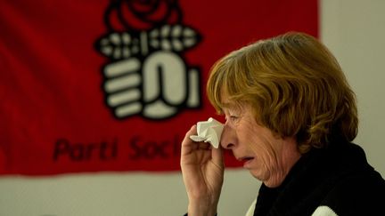 Une militante PS en larmes, dimanche 6 décembre, après les résultats du premier tour des élections régionales et la déroute de la gauche.&nbsp; (PHILIPPE HUGUEN / AFP)