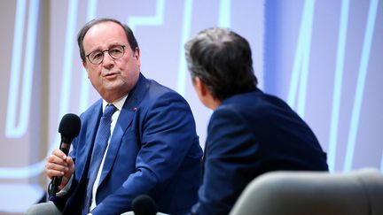 L'ancien président de la République, François Hollande, lors d'une intervention sur le sport et la diplomatie, dans le cadre de la journée "Demain le sport", le 22 septembre 2022. (FRANCK FIFE / AFP)