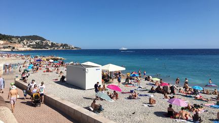 La plage de Nice (Alpes-Maritimes) avec des touristes durant l'été. Août 2019. (THOMAS PONTILLON / FRANCEINFO / RADIOFRANCE)