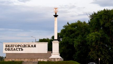 Un panneau indiquant l'entrée dans la région de Belgorod  (Russie), frontalière avec l'Ukraine, le 26 mai 2023. (OLGA MALTSEVA / AFP)