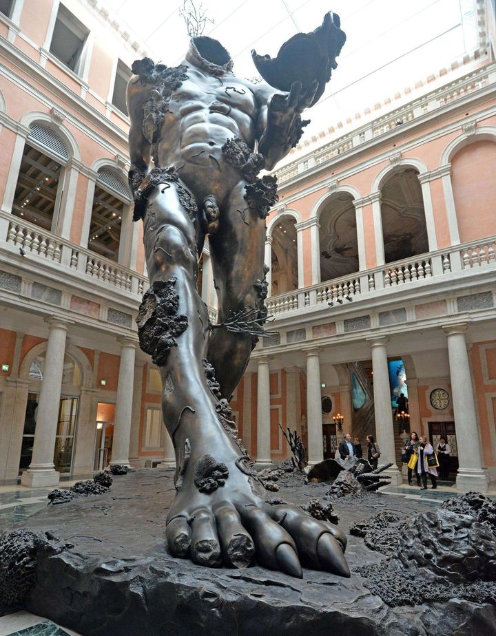 Le démon de 18 mètres de haut qui accueille le visiteur dans l'atrium du Palazzo Grassi à l'exposition de Damien Hirst "Treasures from the Wreck of the Unbelievable".
 (Andrea Merola/AP/SIPA)