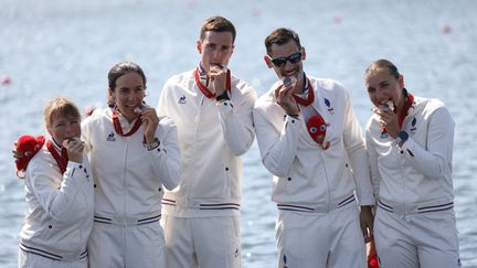 Une grosse heure après Nathalie Benoit, le para aviron tricolore double la mise avec une deuxième médaille de bronze. De gauche à droite, la barreuse Emilie Acquistapace, Margot Boulet, Grégoire Bireau, Rémy Taranto, et Candyce Chafa terminent in extremis troisièmes en quatre de pointe avec barreur, pour 0,06 secondes devant l'Allemagne. (MAXPPP)