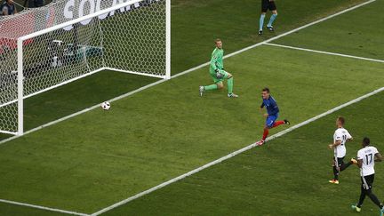 En demi-finale, la France est opposée à l’Allemagne. Dans un stade Vélodrome incandescent, le 7 juillet 2016, Antoine Griezmann inscrit les deux buts français. Portés par leur meneur de jeu, les Bleus prennent rendez-vous pour la 3e finale continentale de leur histoire. (THIBAULT CAMUS/AP/SIPA / AP)