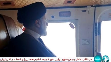 Une capture d'écran d'une séquence vidéo diffusée par la chaîne de télévision d'État iranienne Irinn, le 19 mai 2024, qui montre le président iranien Ebrahim Raisi à bord d'un hélicoptère dans la région de Jolfa, dans la province occidentale de l'Azerbaïdjan oriental. (IRINN / AFP)