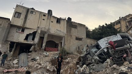 Une maison détruite par l'armée israélienne à Qabatiya, en Cisjordanie, près de Jenine. Du toit ont été projetés des activistes palestiniens tués, selon les habitants. (WILLIAM DE LESSEUX / RADIO FRANCE)