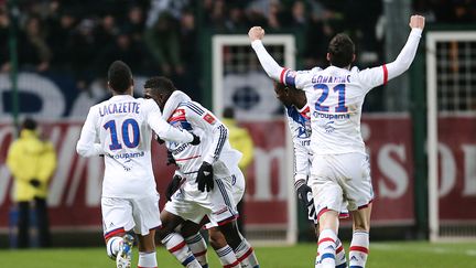 La joie des joueurs lyonnais apr&egrave;s la victoire &agrave; Troyes, le 12 janvier 2012.&nbsp; (FRANCOIS NASCIMBENI / AFP)