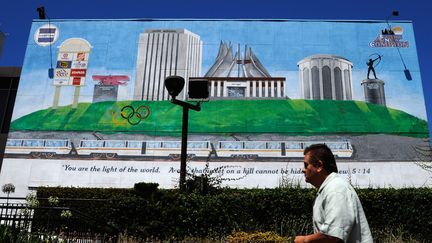 Compton en Californie, en 2012. Un homme passe devant l'immeuble du Centre civique de la Ville.
 (KEVORK DJANSEZIAN / GETTY IMAGES NORTH AMERICA / AFP)