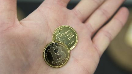 Deux représentations de pièces Bitcoin. Photo d'illustration. (GEOFFROY VAN DER HASSELT / AFP)