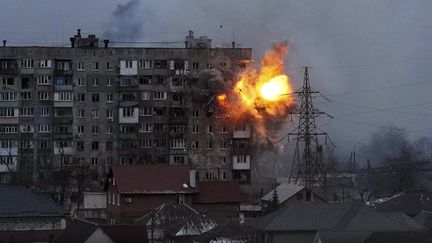 L'explosion due à une rocket tirée par un char russe, sur un immeuble d'appartements de Marioupol, le 11 mars 2022. La photo est prise par&nbsp;Evgeniy Maloletka de l'agence Associated Press.&nbsp; &nbsp; (EVGENIY MALOLETKA/AP/SIPA / SIPA)