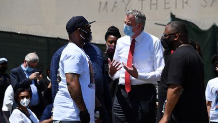 Le maire de New York, Bill de Blasio discute avec&nbsp;Terrence Floyd (gauche), le frère de George Floyd,&nbsp;lors d'une cérémonie en l'hommage de ce dernier, le 4 juin 2020, à New York (Etats-Unis).&nbsp; (ANGELA WEISS / AFP)