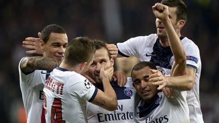 La joie des joueurs parisiens apr&egrave;s le 4e but sign&eacute; Yohan Cabaye, contre Leverkusen, en 8e de finale de la Ligue des champions, le 18 f&eacute;vrier 2014.&nbsp; (SASCHA SCHUERMANN / AFP)