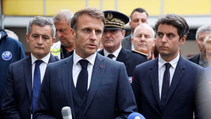 Le président de la République Emmanuel Macron (au centre) entouré du Premier ministre Gabriel Attal (à droite) et du ministre de l'Intérieur, Gérald Darmanin  (à gauche), à Arras, le 13 octobre 2023. (LUDOVIC MARIN / POOL)