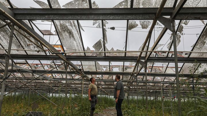 Un maraîcher dans une serre détruite après d'importantes chutes de grêle, à Bordes (Pyrénées-Atlantiques), le 21 juin 2022. (MAXPPP)