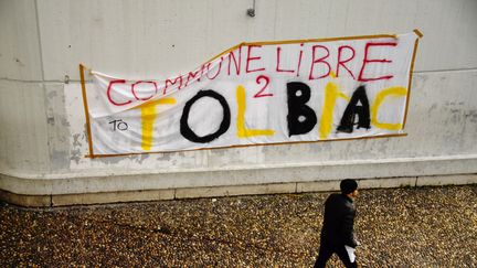 Une banderole "Commune libre de Tolbiac" est affichée dans la cour du centre Pierre-Mendès-France, annexe de l'université Paris 1 Panthéon-Sorbonne, le 4 avril 2018. (CHRISTOPHE SIMON / AFP)