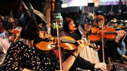 The London Chamber Orchestra r&eacute;p&egrave;te un medley des musiques de films compos&eacute;es par l'Allemand Hans Zimmer, dont le c&eacute;l&egrave;bre "The Dark Knight Rises", qui sera jou&eacute; lors de la c&eacute;r&eacute;monie Classic BRIT Awards, Londres, le 1er octobre 2013. (MATT KENT / GETTY IMAGES)